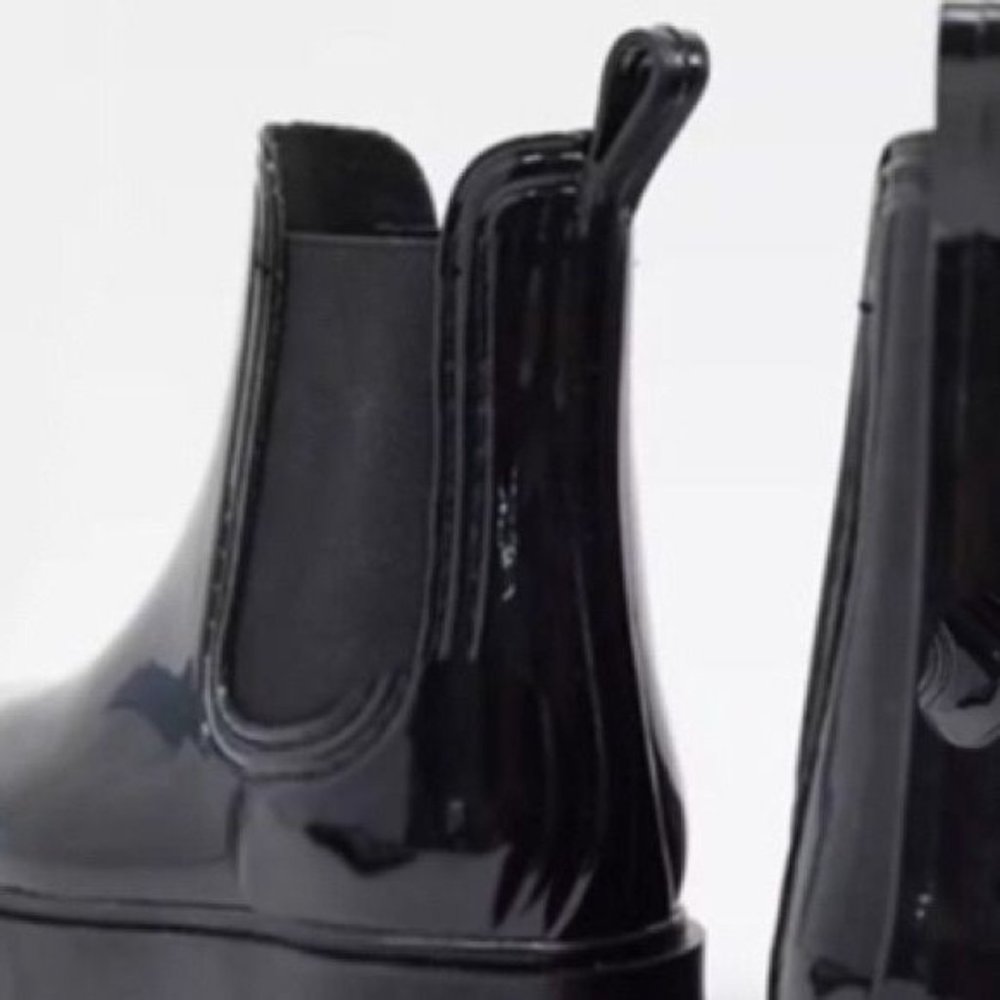 !! NEW !! Chunky Lug Sole Chelsea Rain Boots in Black Shine - Picture 3 of 5